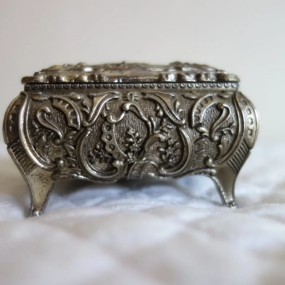 Vtg Silver Plated Man Woman Hunting Trinket Box w/ Red Velvet Lining – Japan